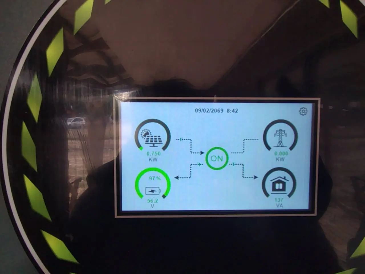 Pantalla del inversor mostrando generación solar y batería al 97 %