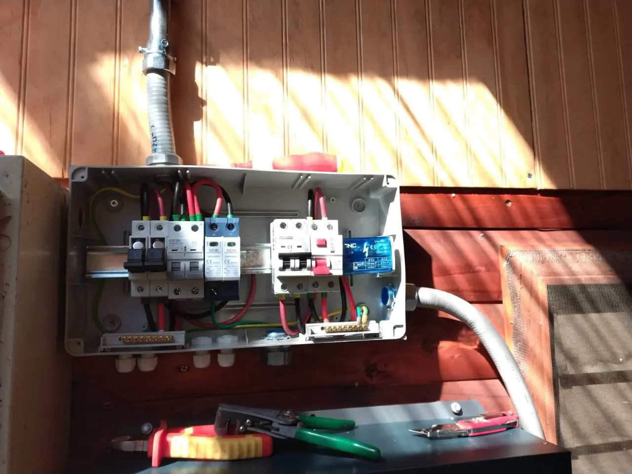 Tablero eléctrico con protecciones del caso destacado en Los Ángeles