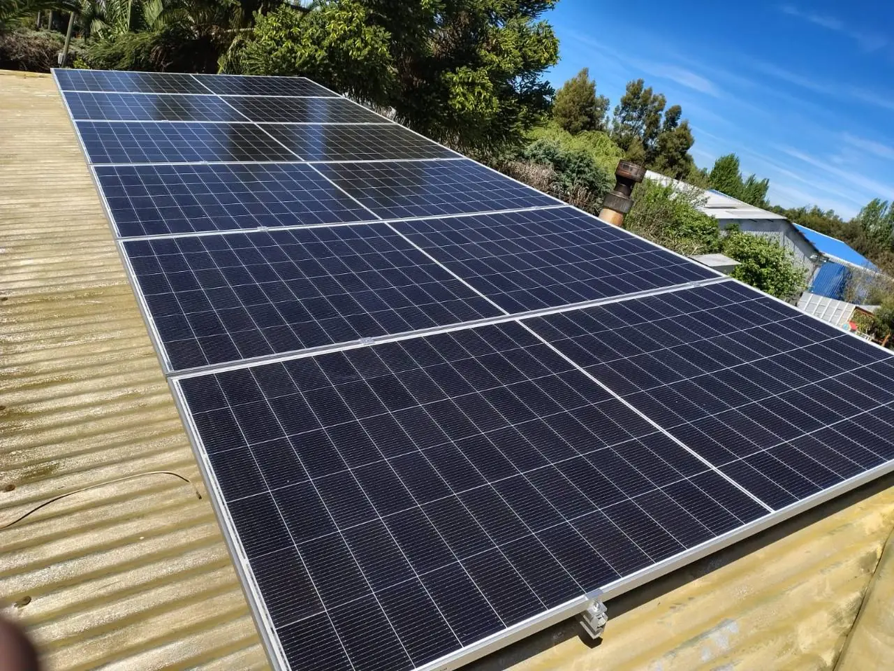 Paneles solares sobre techo en Los Ángeles, caso destacado